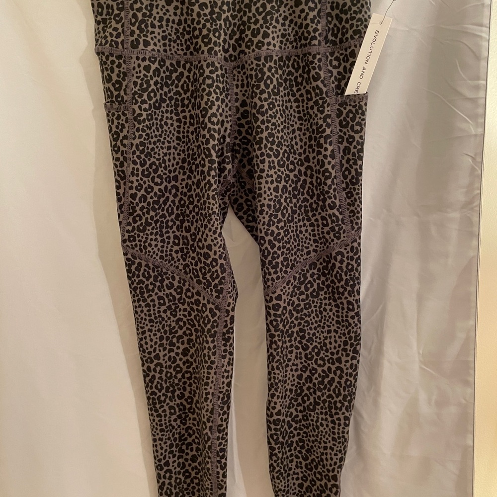 Evolution and creation leggings with side pocket NWT L